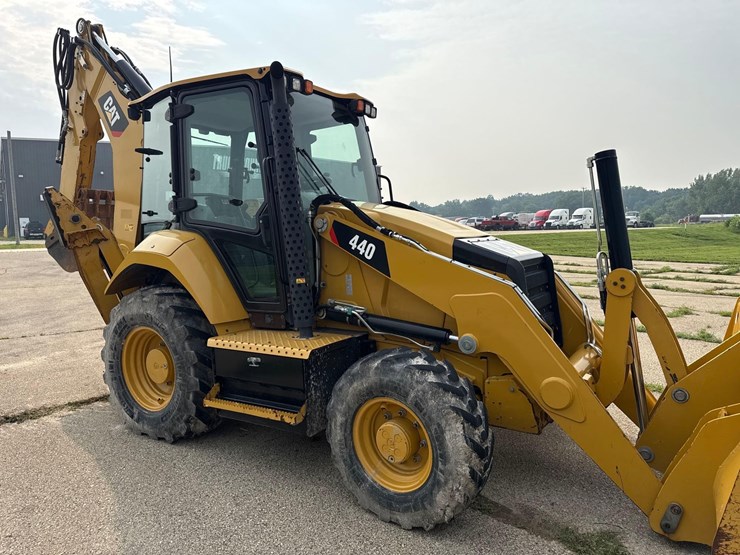 2019-caterpillar-440-image-7