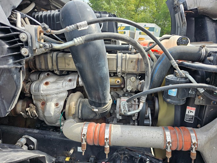 2018-freightliner-cascadia-126-image-43