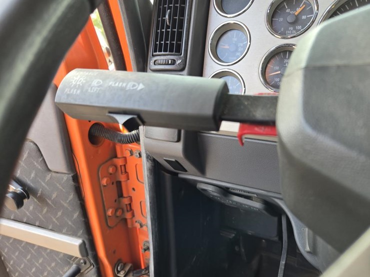 2015-mack-granite-gu813-image-96