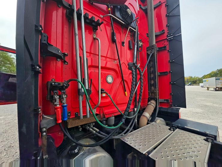 2019-freightliner-cascadia-126-image-103