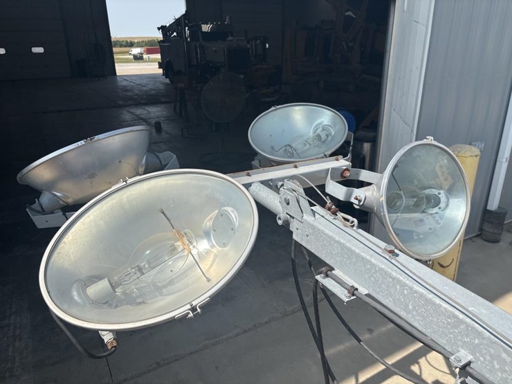 #1309-•-allmand-night-pro-towable-light-plant-image-15