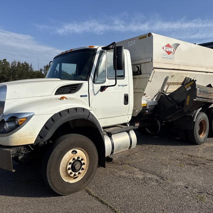 #1249 • 2011 Navistar 7600 SBA 6x4 2010 Mixer Truck