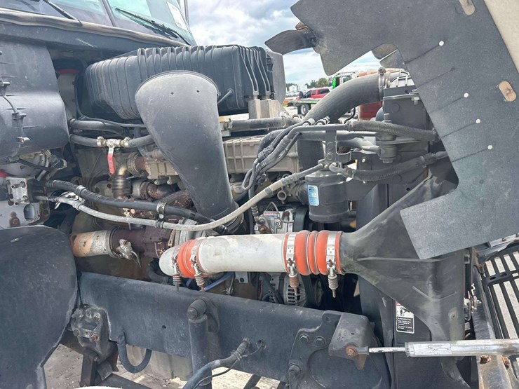 2015-freightliner-122sd-image-9