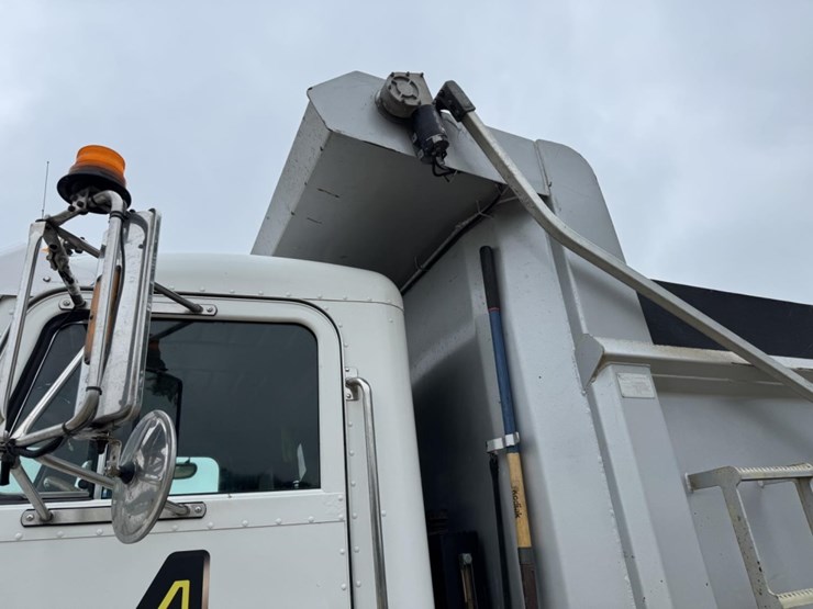 1995-peterbilt-359-image-11
