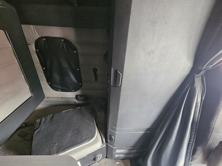 2019-freightliner-cascadia-126-image-73