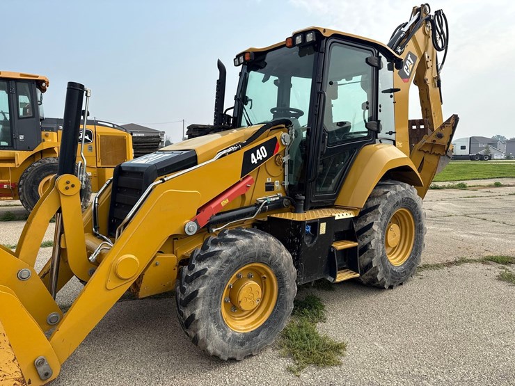 2019-caterpillar-440-image-2