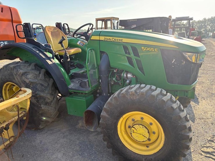 2020-john-deere-5065e-image-4