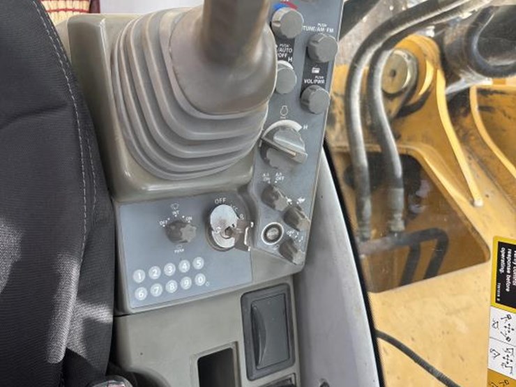 2014-deere-380g-lc-image-61