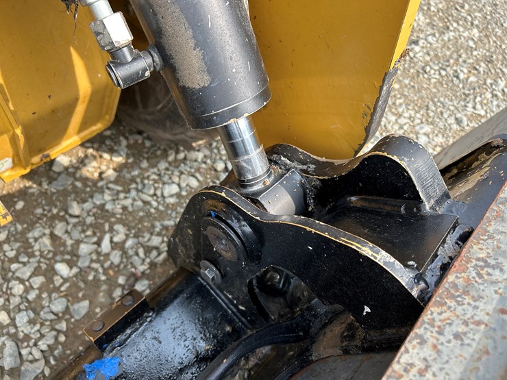 2021-caterpillar-236d3-image-11