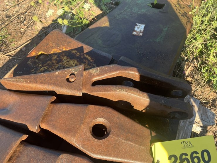 #2660-•-approx-145"-bucket-cutting-edge-image-5