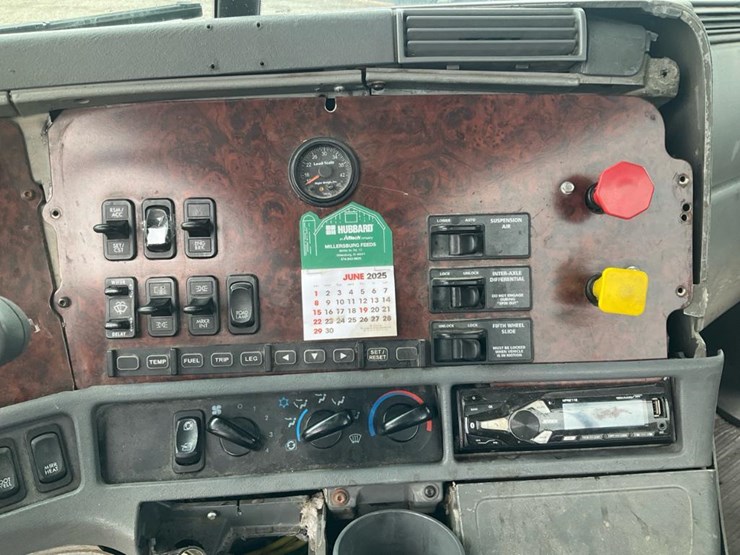 2000-freightliner-flc120-image-29