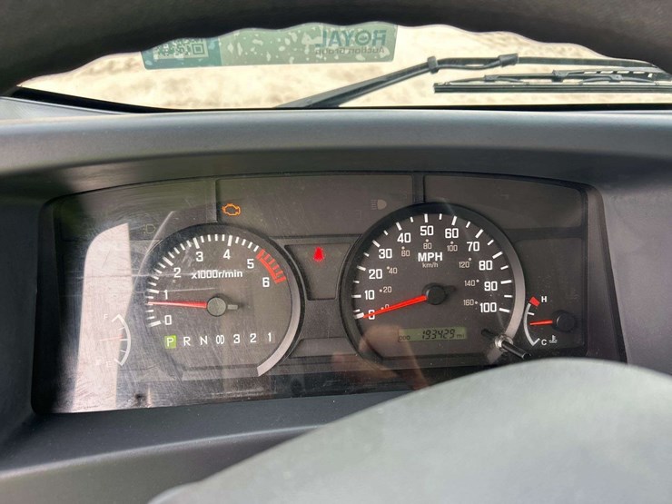 2022-isuzu-npr-image-13