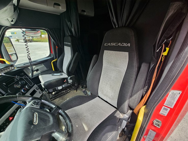 2019-freightliner-cascadia-126-image-53