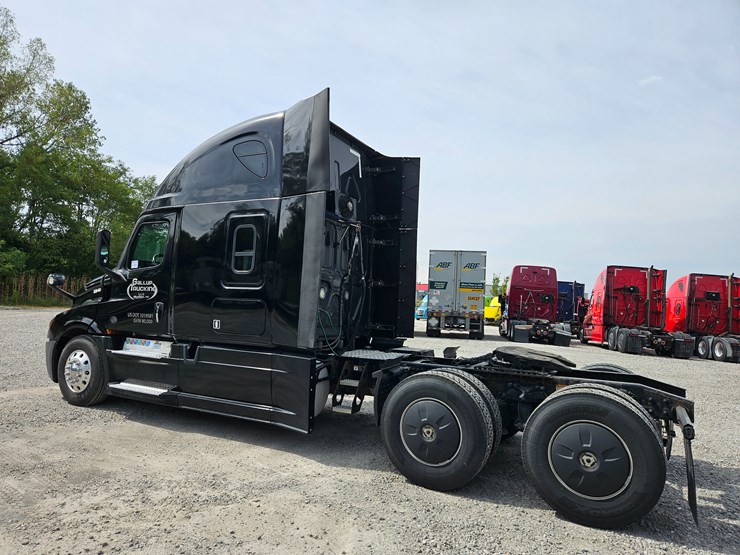2018-freightliner-cascadia-126-image-10