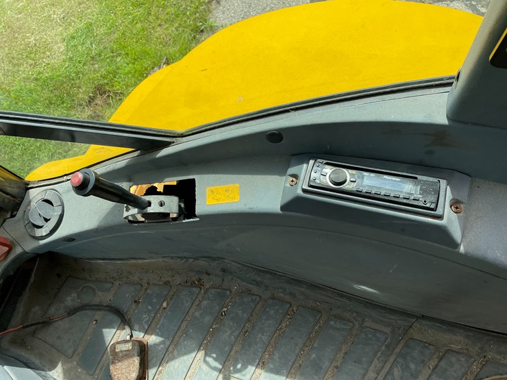 new-holland-lb75b-image-42