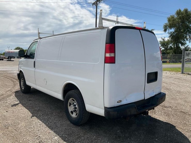 2013-chevrolet-express-g2500-image-3
