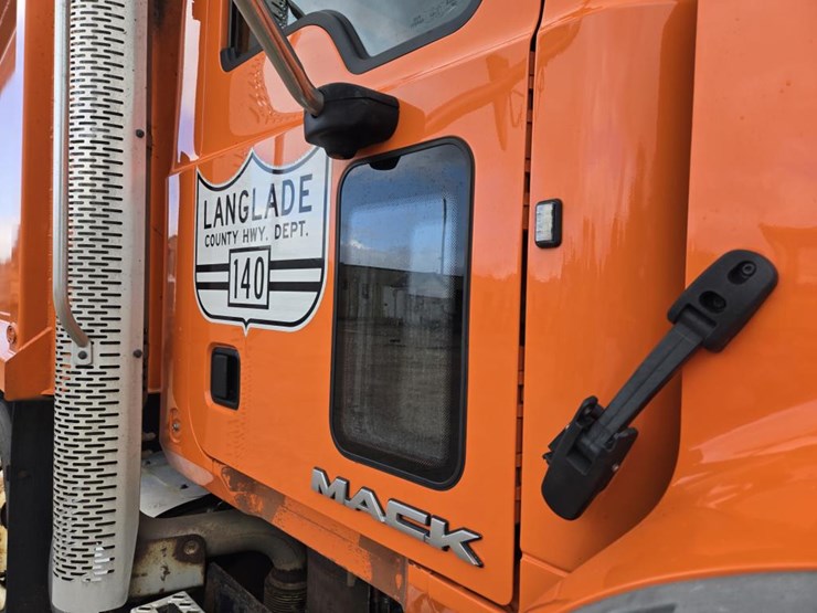 2015-mack-granite-gu813-image-19