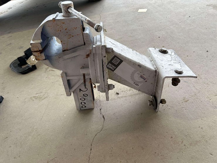 wilton-heavy-duty-vise-with-angle-bracket-image-2