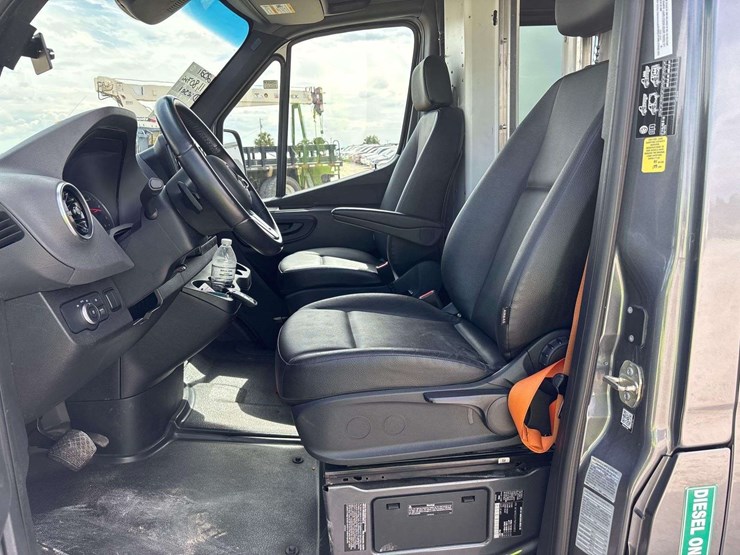 2021-mercedes-benz-sprinter-4500-image-14