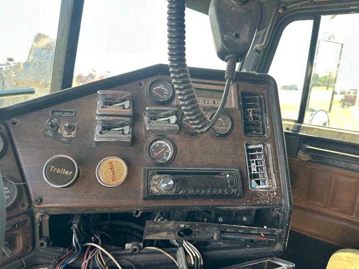 #32186-•-inop-1996-freightliner-usf-1e-t/a-sleeper-truck-tractor-vin:-1fuyddyb0tp728989-image-61