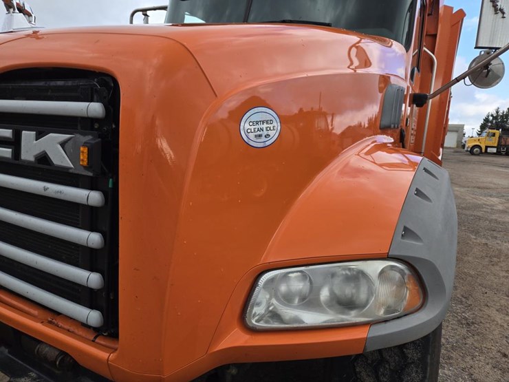 2015-mack-granite-gu813-image-12