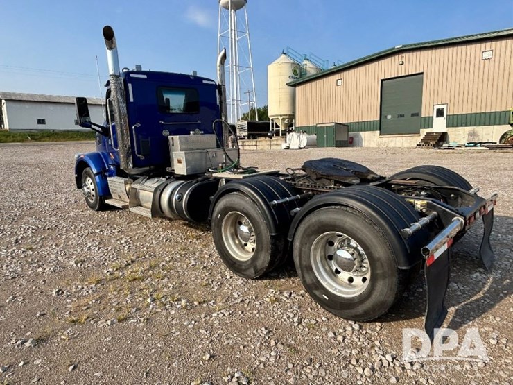 2019-peterbilt-567-image-15