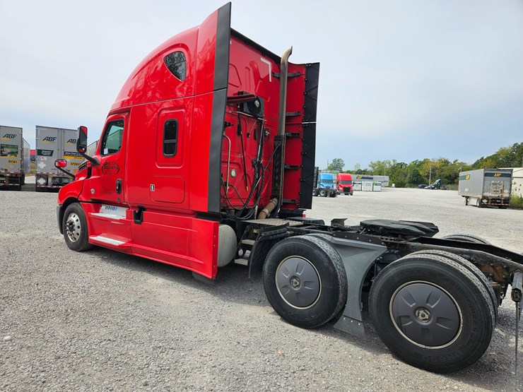 2019-freightliner-cascadia-126-image-10