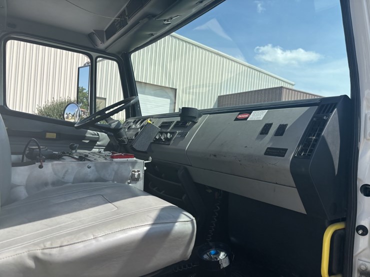 1998-freightliner-fl80-image-62