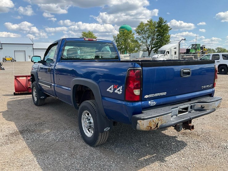 2004-chevrolet-k2500-image-3