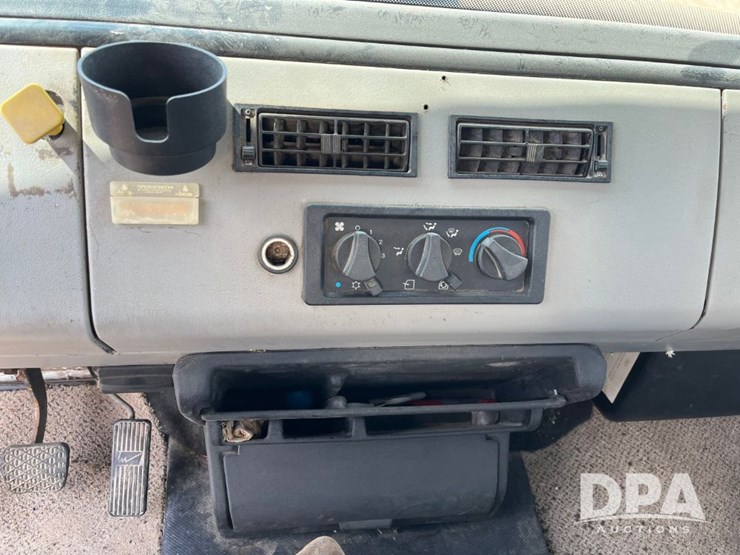 2000-freightliner-fl70-image-56