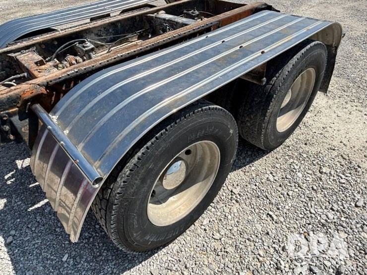 1993-peterbilt-377-image-34