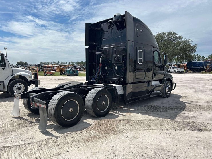 2014-freightliner-cascadia-125-image-5