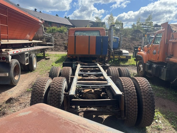 #2688-•-1998-navistar-2674-6x4-day-cab-truck-tractor-image-4
