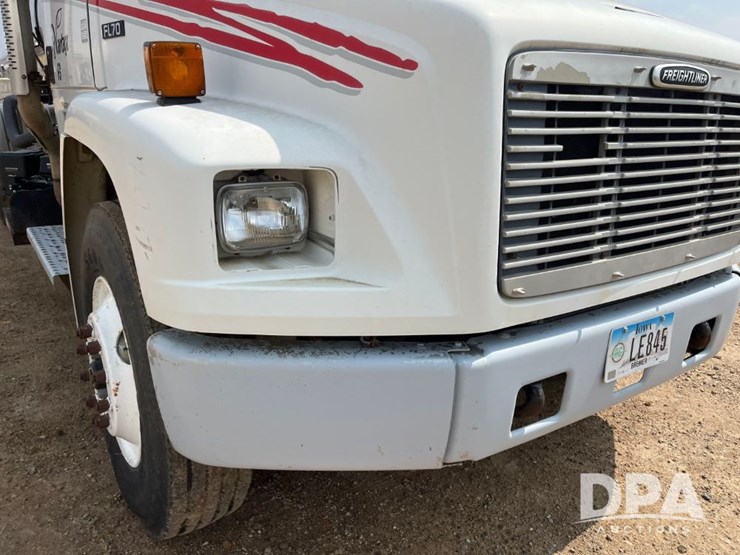 2000-freightliner-fl70-image-22