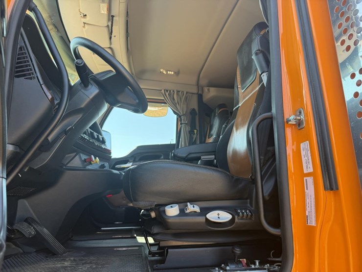 2023-kenworth-w990-image-6