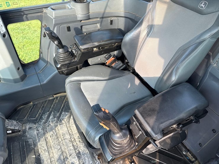 2019-deere-744l-image-23