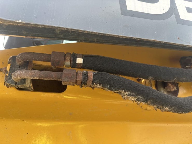 2014-deere-326e-image-27