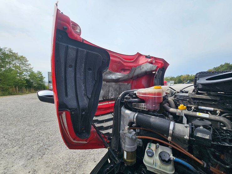 2019-freightliner-cascadia-126-image-40
