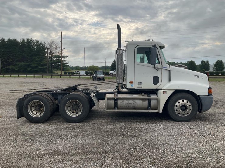 2000-freightliner-flc120-image-6