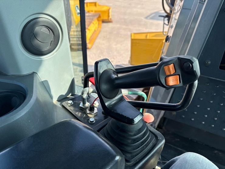 2020-deere-850l-lgp-image-25