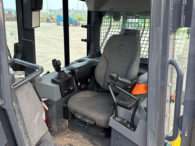 2023-deere-450-lgp-image-19