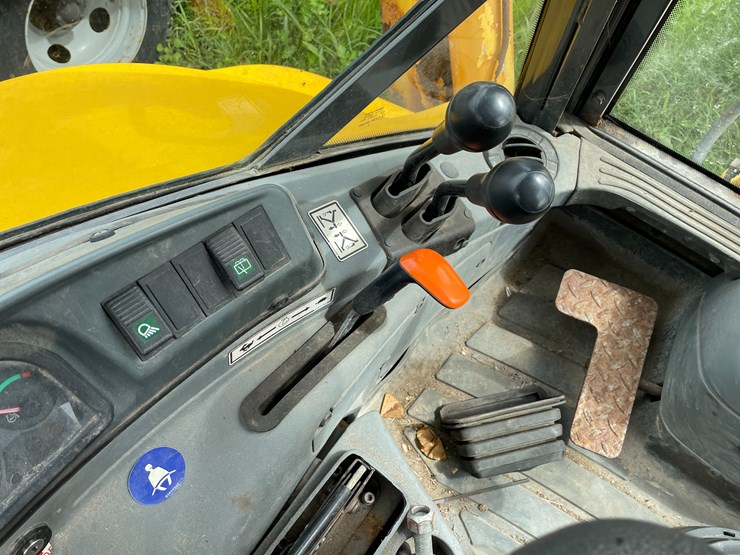 new-holland-lb75b-image-40