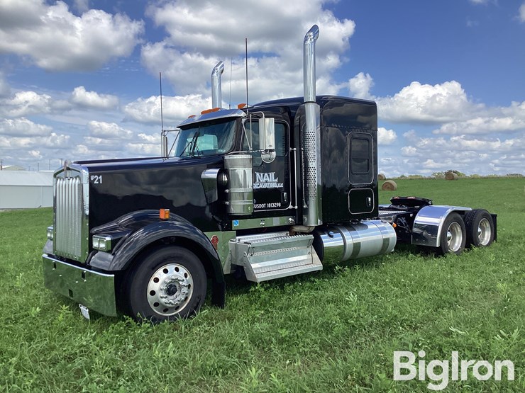 2024-kenworth-w900l-image-1