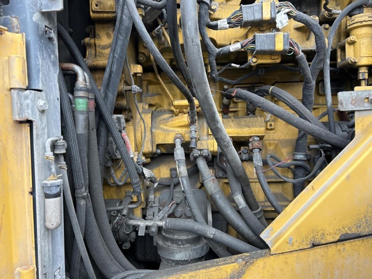 2014-deere-824k-image-50