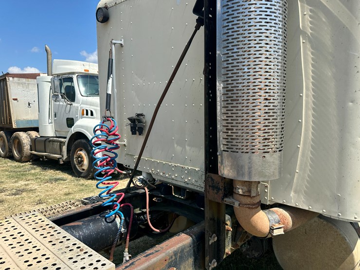 #32186-•-inop-1996-freightliner-usf-1e-t/a-sleeper-truck-tractor-vin:-1fuyddyb0tp728989-image-43