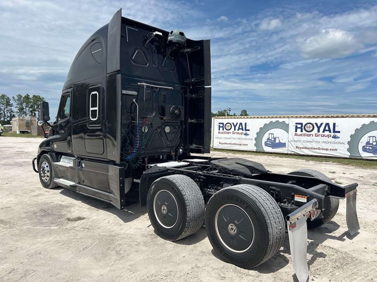 2014-freightliner-cascadia-125-image-2