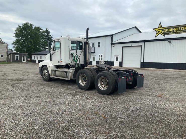2000-freightliner-flc120-image-3