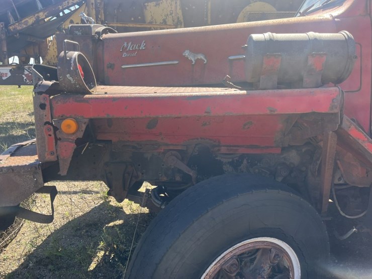 #1606-•-mack-diesel-day-cab-truck-tractor-image-9