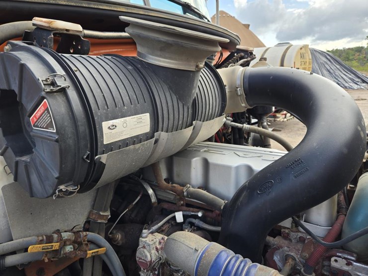2015-mack-granite-gu813-image-77