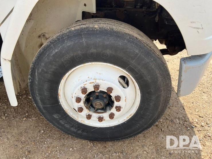 2000-freightliner-fl70-image-24